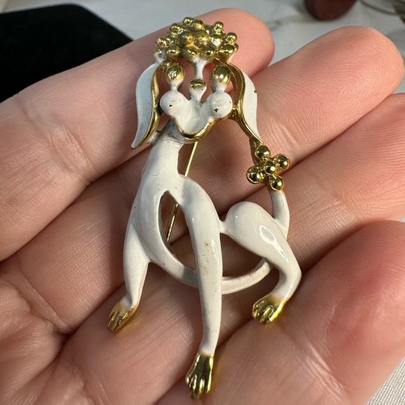 Smiling poodle pin - Picture 6 of 7